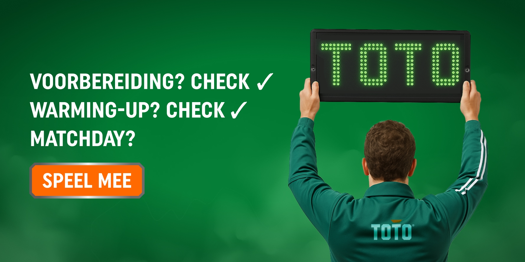 Man in groene TOTO outfit houdt bord omhoog met de tekst TOTO, achtergrond in groene tinten.