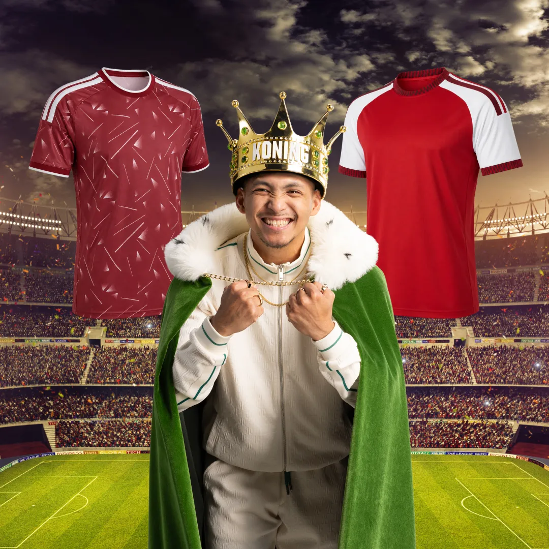 Man met kroon en cape tussen twee rood-witte voetbalshirts in stadion