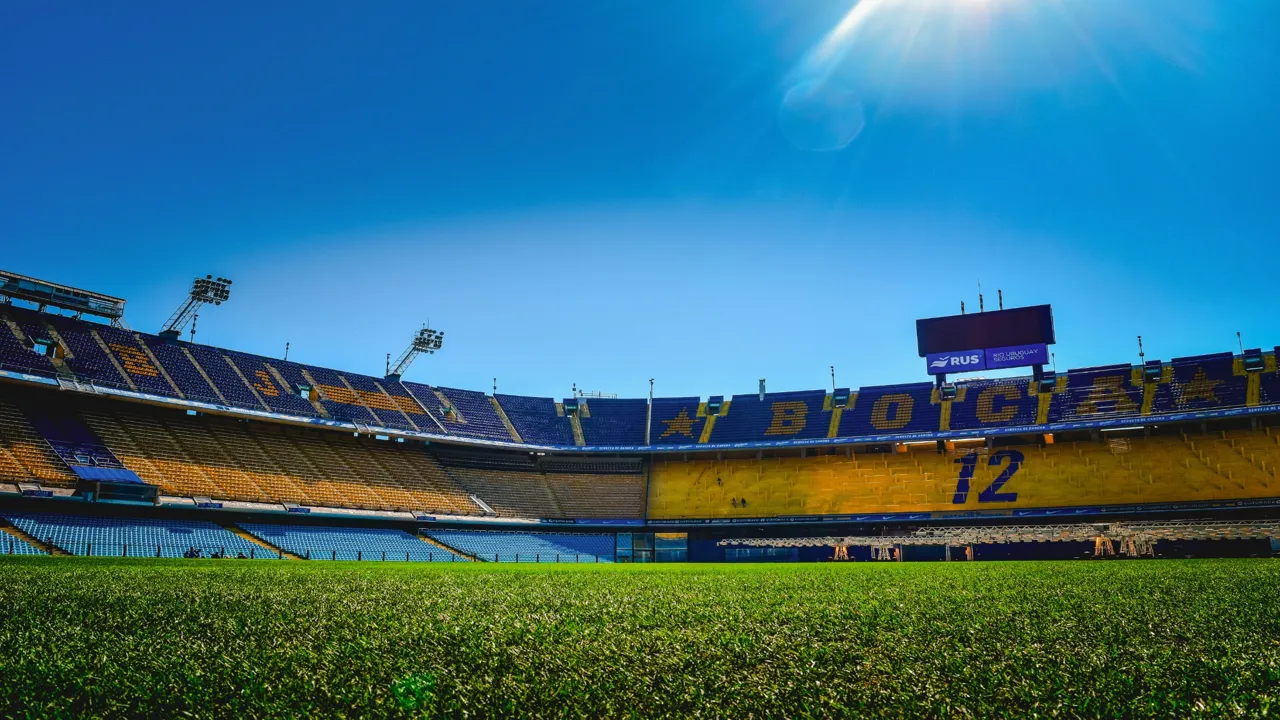 Zonnig uitzicht op La Bombonera met lege tribunes in blauw en geel, het iconische stadion van Boca Juniors