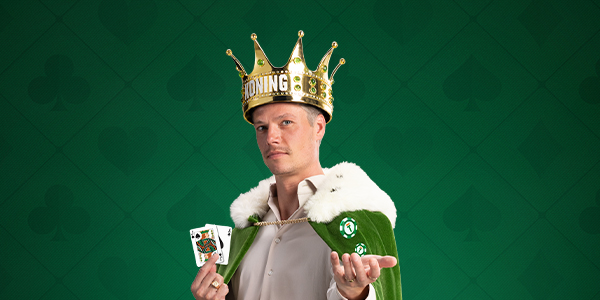 Koning TOTO met kroon en een groene cape houdt speelkaarten vast