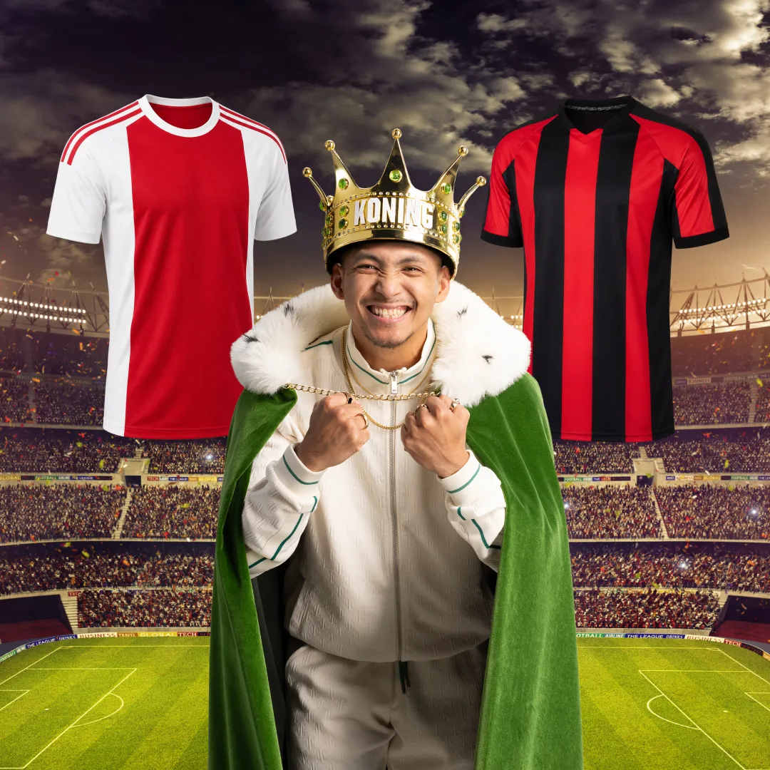 Man met koningskroon en groene mantel tussen rood-wit en rood-zwarte voetbalshirts op stadionachtergrond