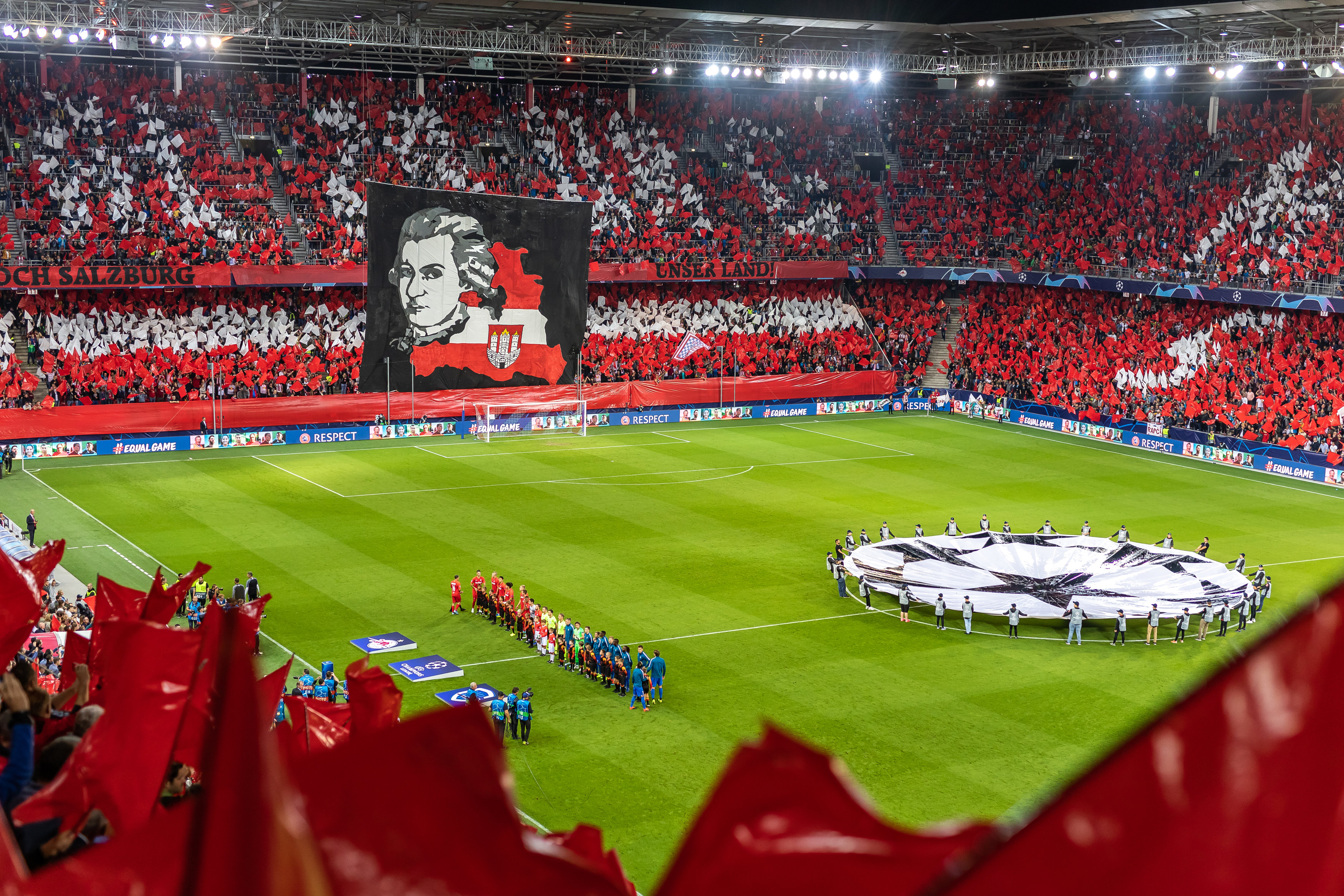 De Red Bull Arena van RB Salzburg, waar FC Twente dinsdag in de voorronde van de Champions League speelt