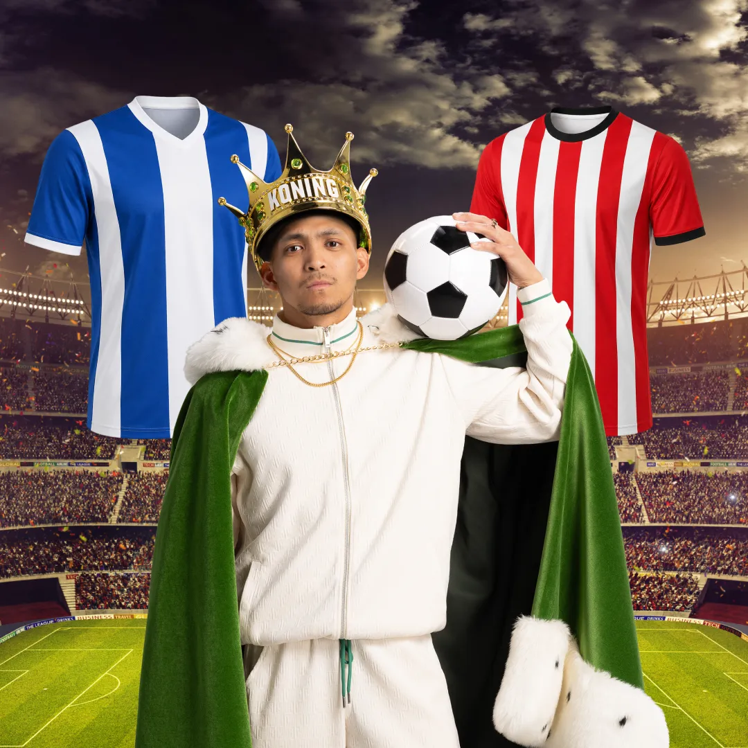 Man met kroon en voetbal tussen twee voetbalshirts in stadion
