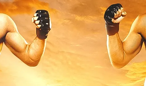 PFL vechters met gebalde vuisten tegenover elkaar