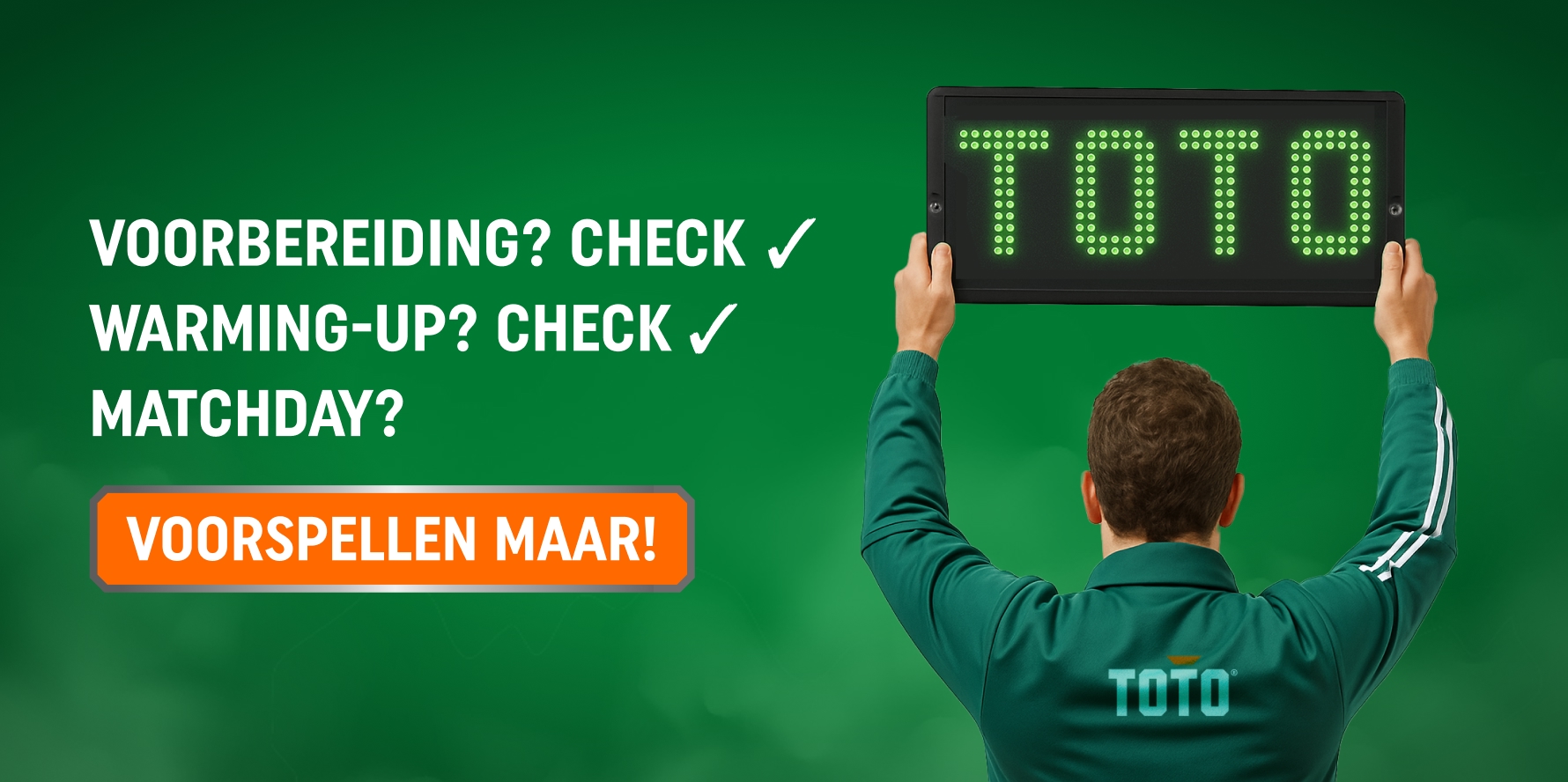 Vierde man in TOTO sportoutfit houdt scorebord omhoog met TOTO logo en tekst over matchday voorbereiding.