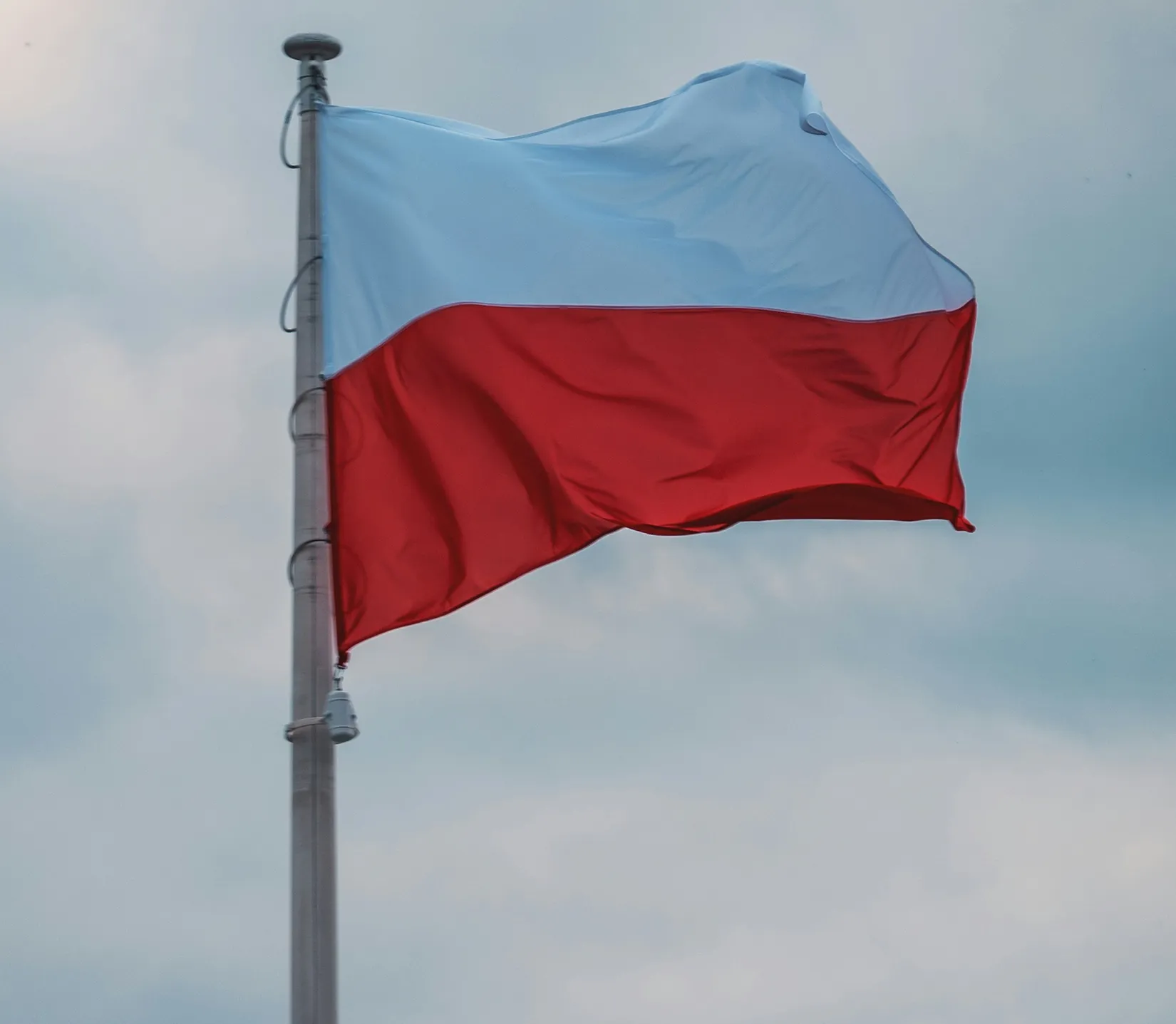 Vlag van Polen wapperend in de wind
