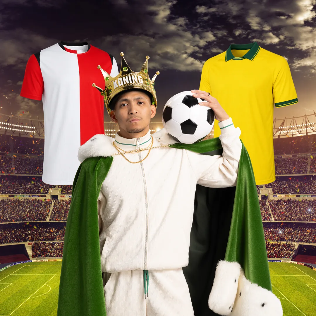 Man met voetbal en koningskroon in stadion tussen rood-wit en geel voetbalshirt