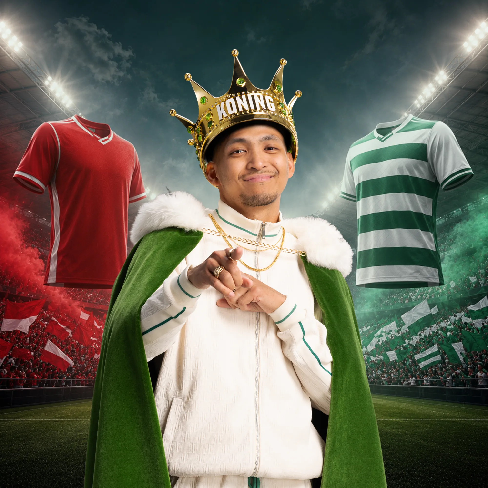 Man met koningskroon en mantel in stadion met rood en groen voetbalshirt