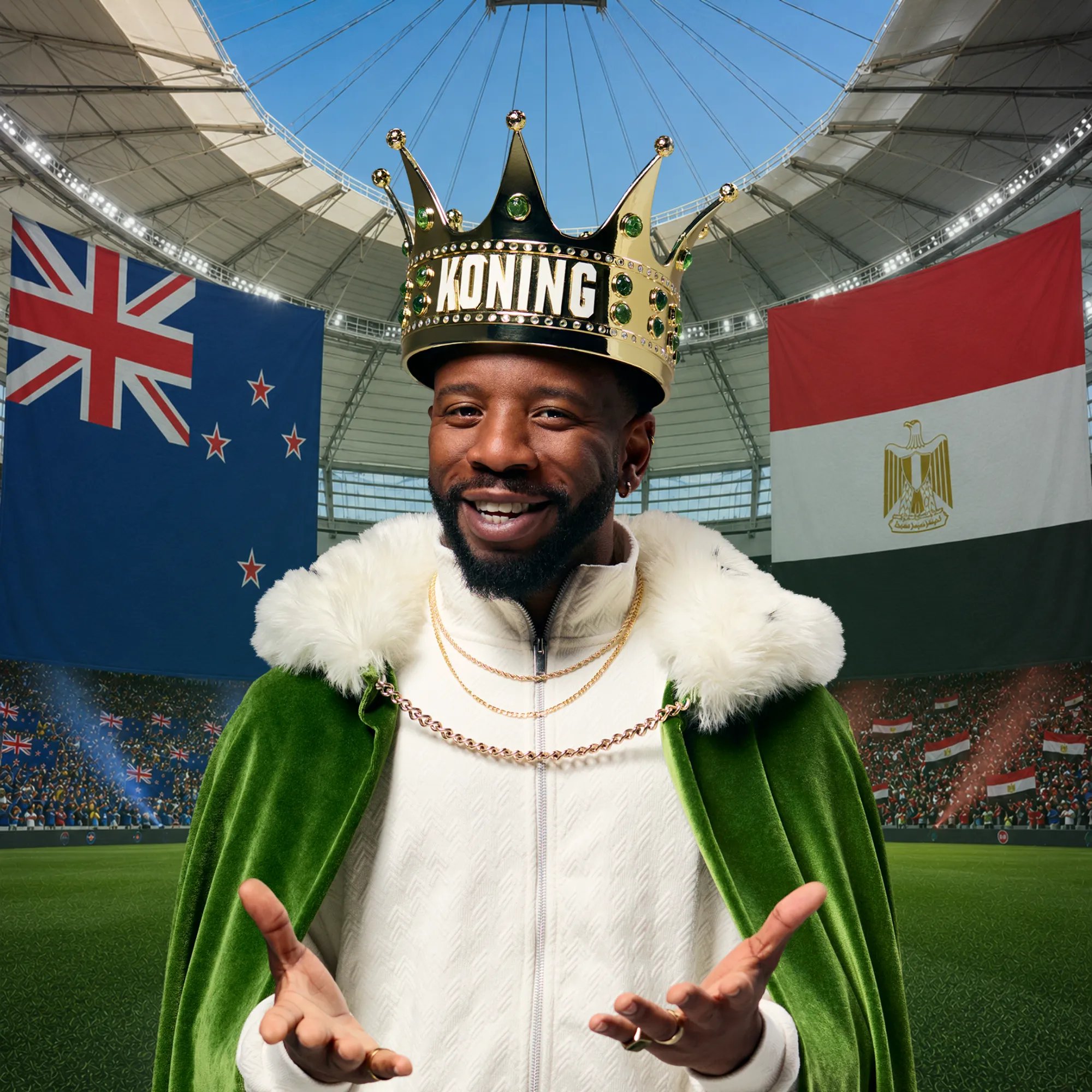 Man met kroon en koningsmantel in stadion met vlaggen van Nieuw-Zeeland en Egypte