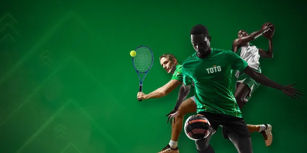 Actieve mannen sporten met TOTO shirt: tennis, voetbal en basketbal