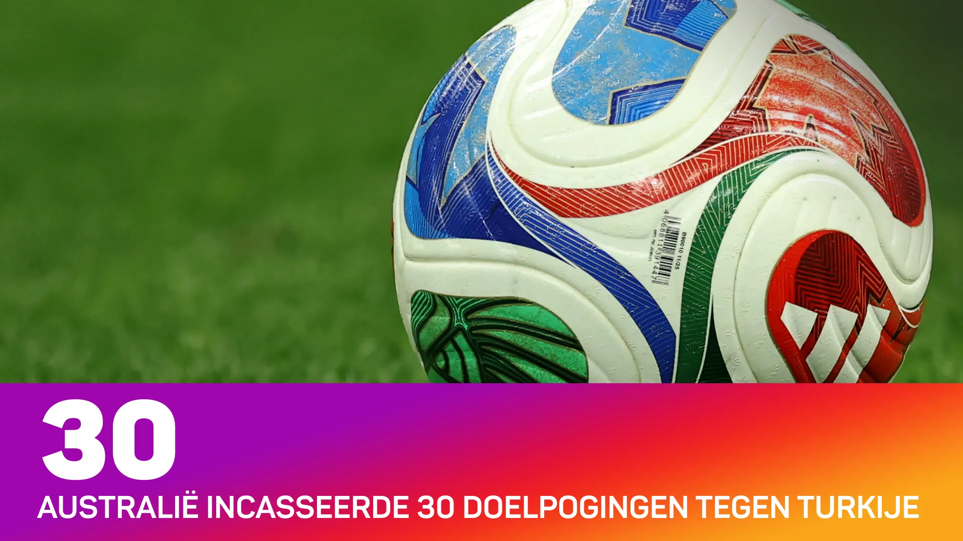 Voetbal op gras met tekst over Australië en Turkije voetbalwedstrijden