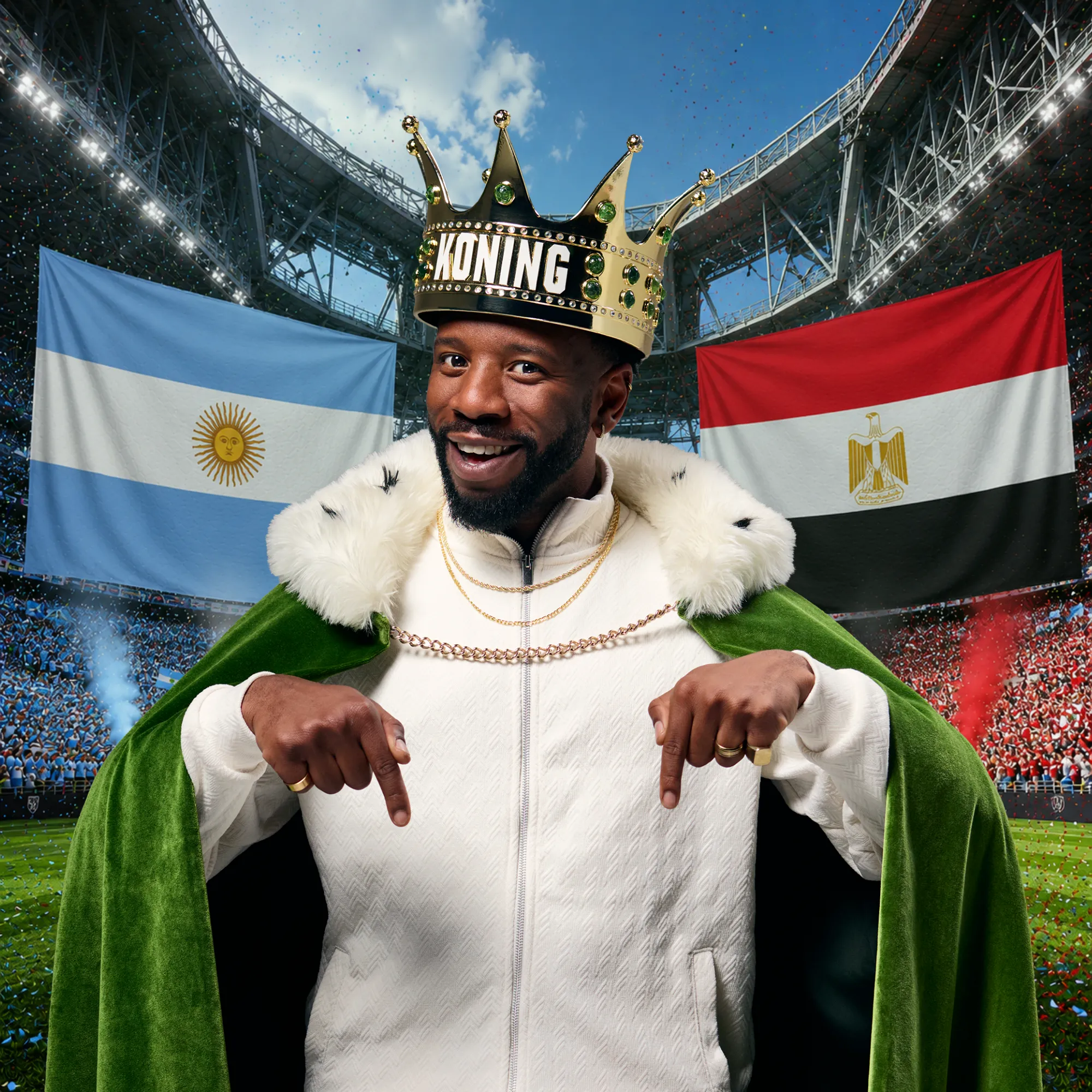 Man met kroon en groene mantel wijst naar beneden in stadion met Argentinië en Egypte vlaggen