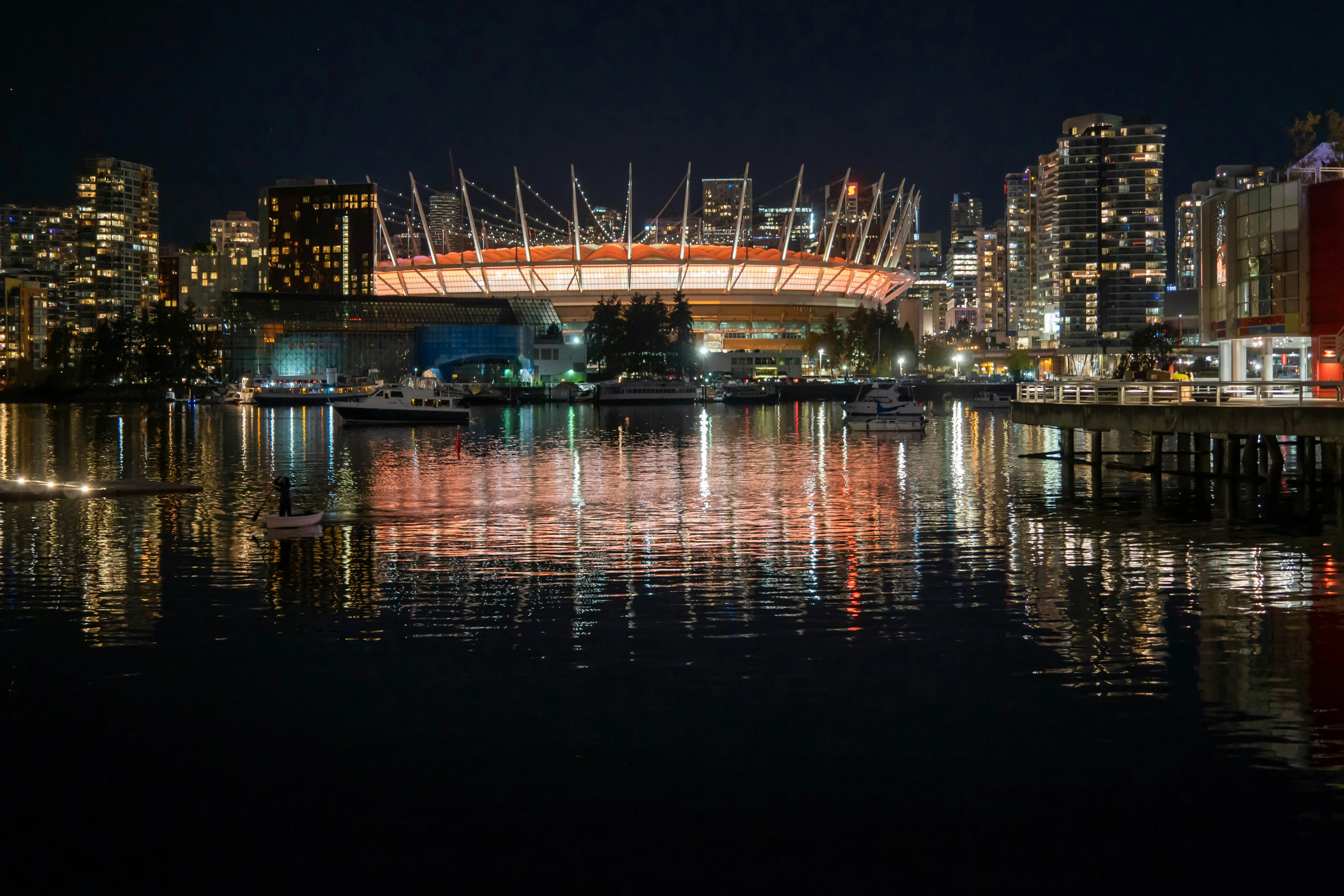 Verlichte stadion aan het water tijdens de nacht