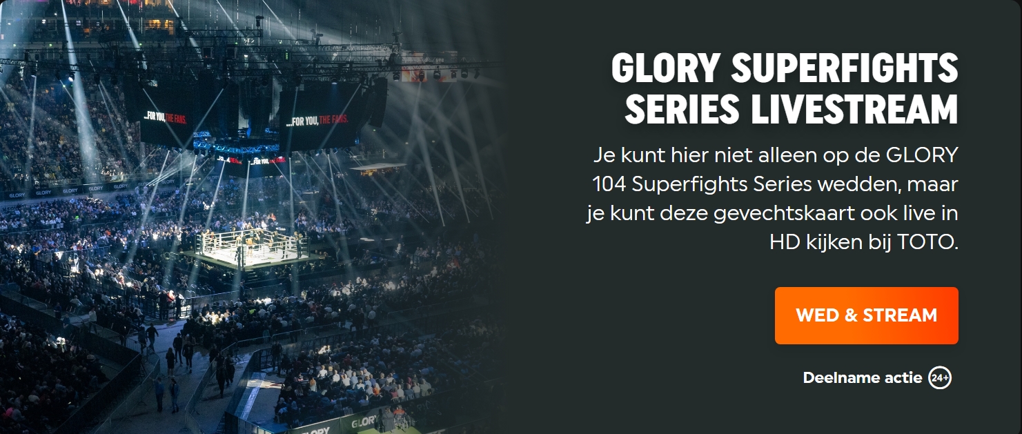 Vierde man in TOTO sportoutfit houdt scorebord omhoog met TOTO logo en tekst over matchday voorbereiding.