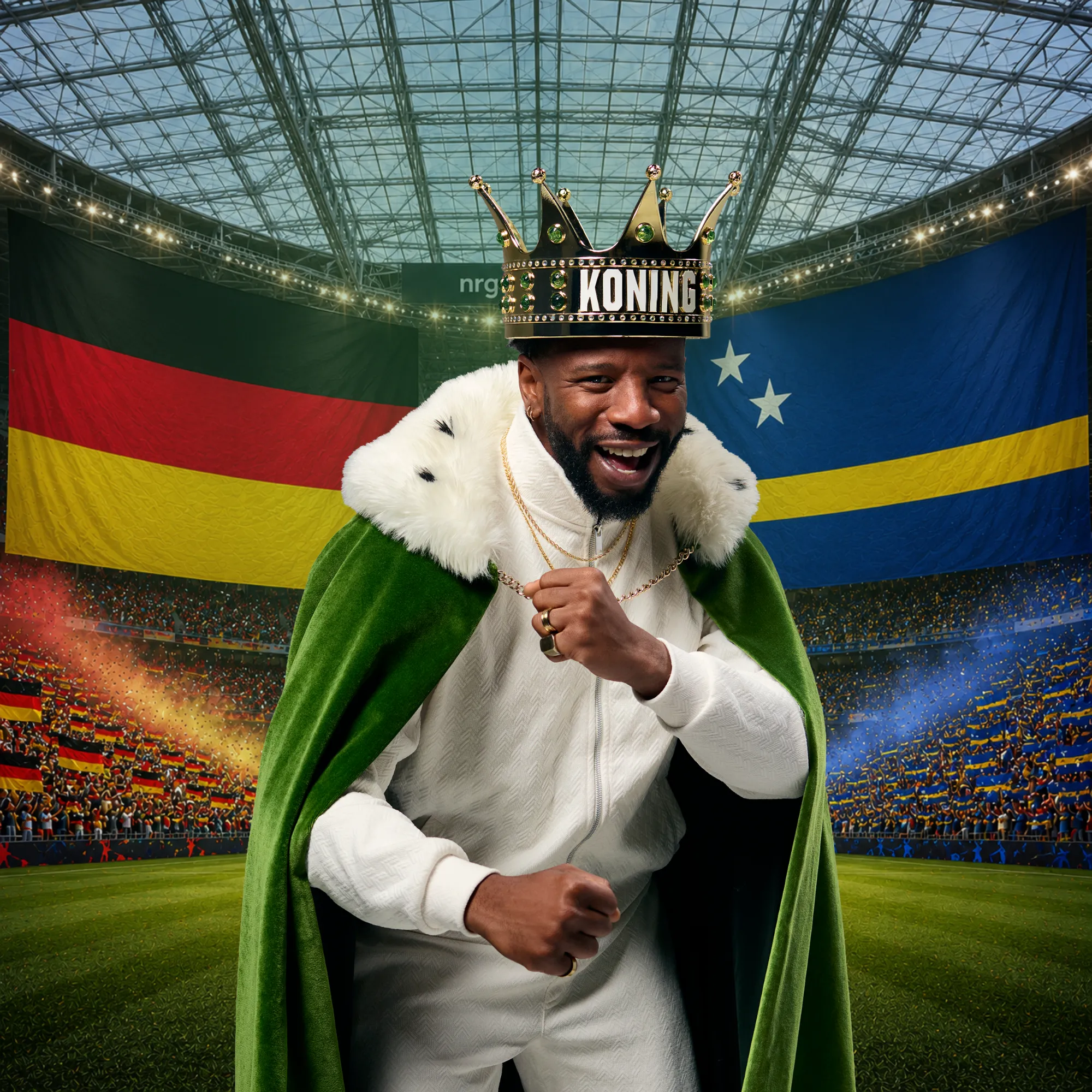 Man met koningskroon en groene mantel in stadion met vlaggen van Duitsland en Curaçao