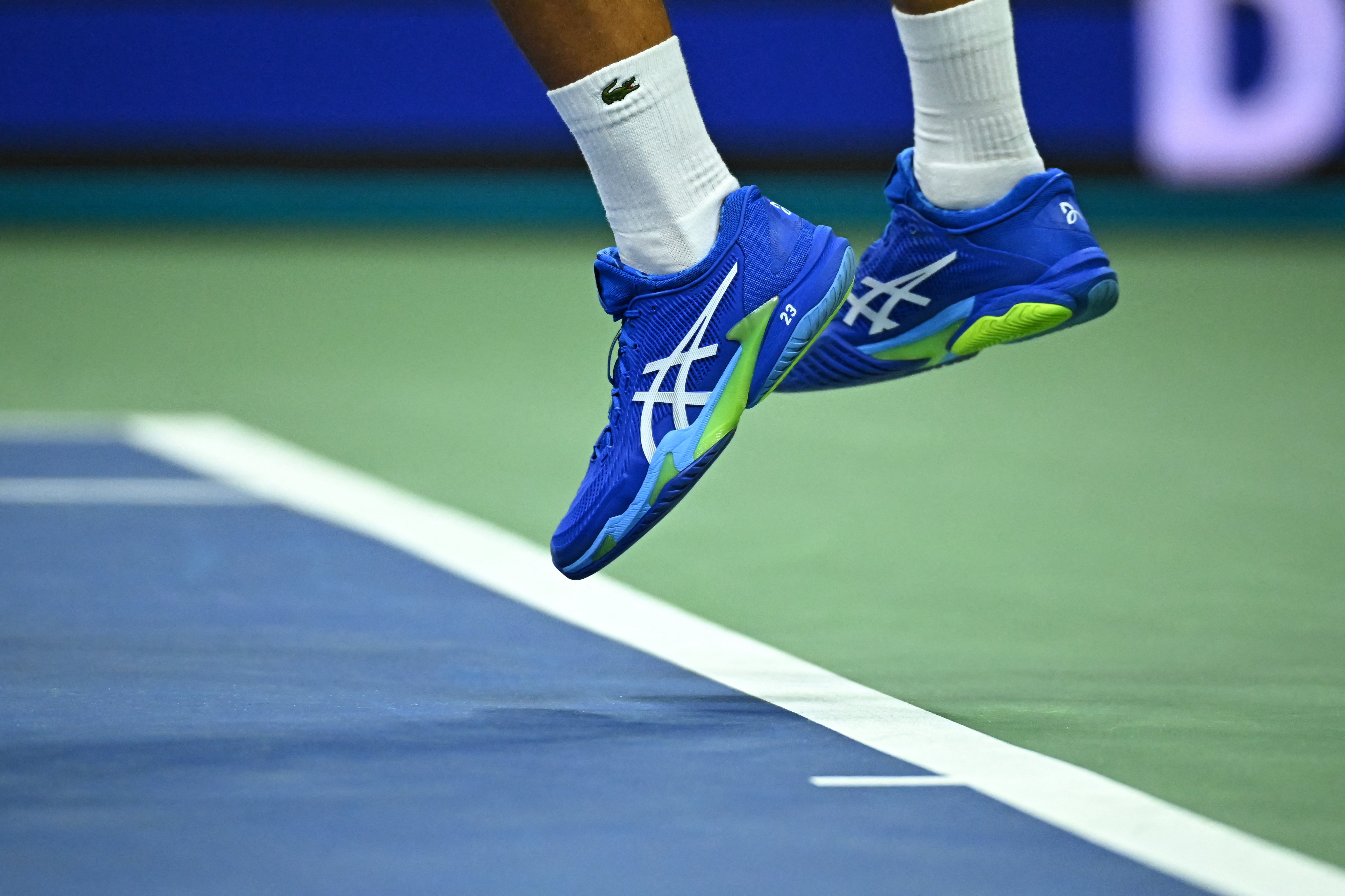 Een tennisser serveert op de banen van Flushing Meadows in New York tijdens de US Open