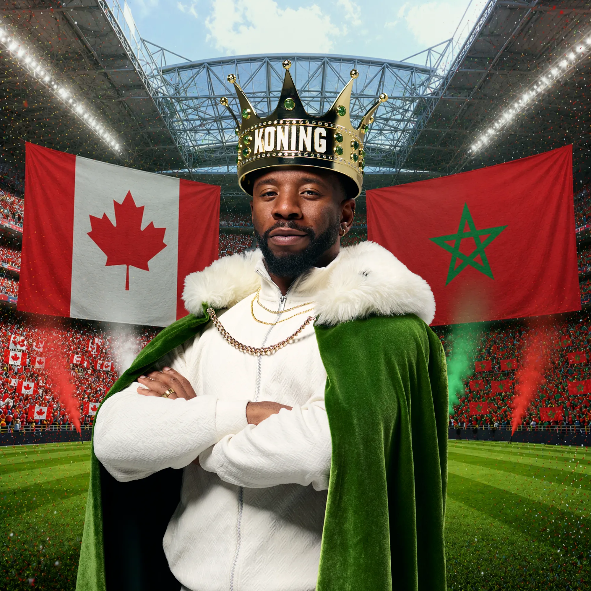 Man met gouden kroon en groene cape in stadion met Canadese en Marokkaanse vlaggen