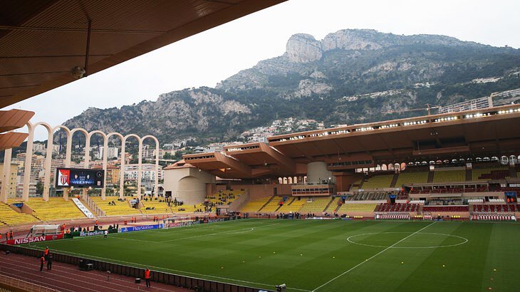 Stadion van AS Monaco met iconische boogconstructie en uitzicht op de heuvels van Monaco