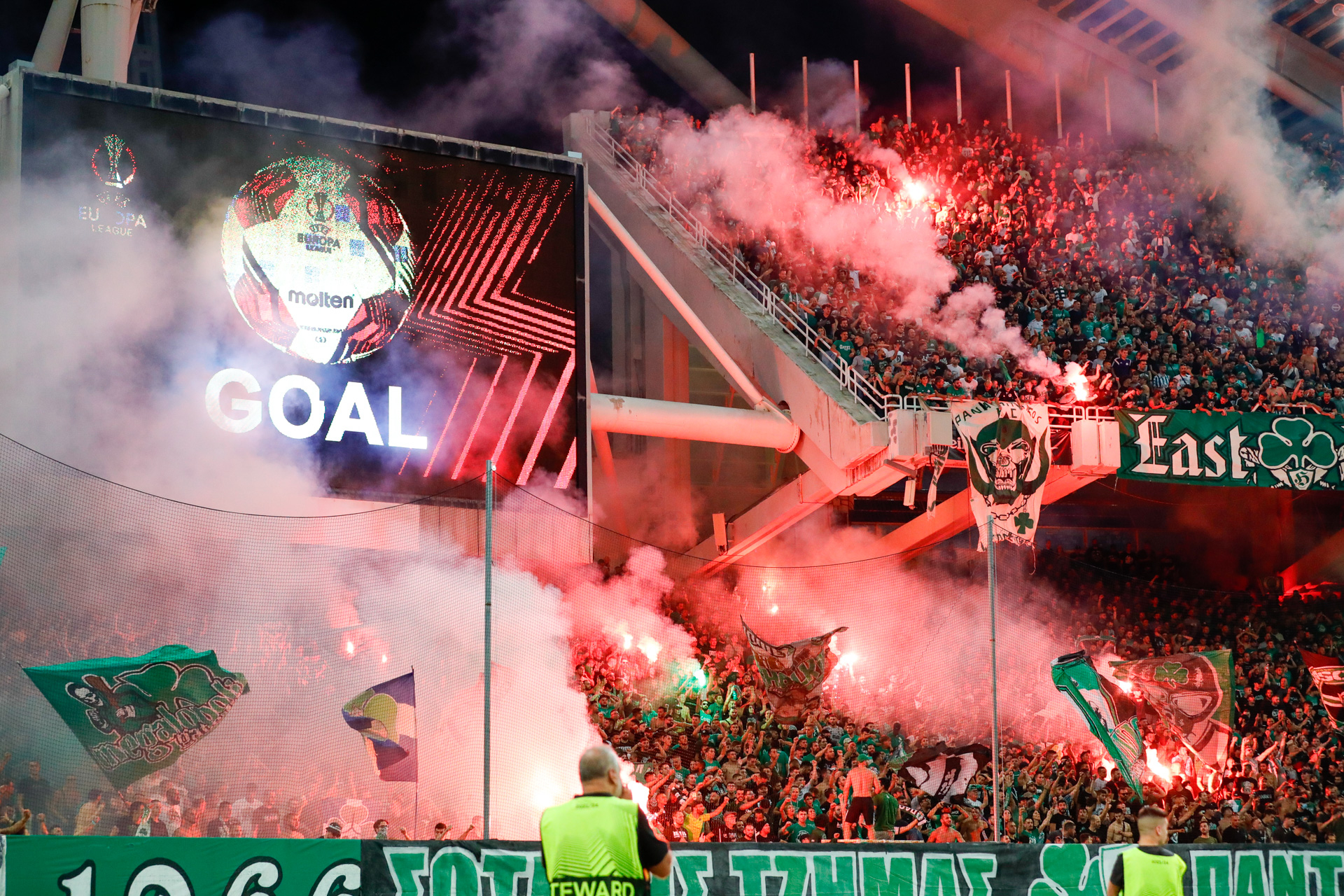 Supporters van Panathinaikos in het Olympisch Stadion, waar Ajax donderdag de voorronde van de Europa League speelt