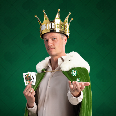 Koning TOTO in een groene koningmantel met een gouden kroon en speelkaarten in zijn hand.