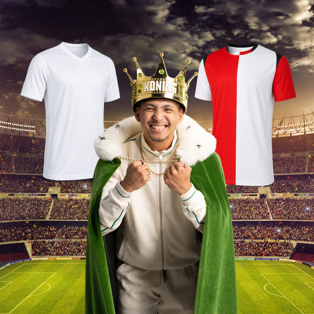 Man met kroon en mantel tussen voetbalshirts in een stadion