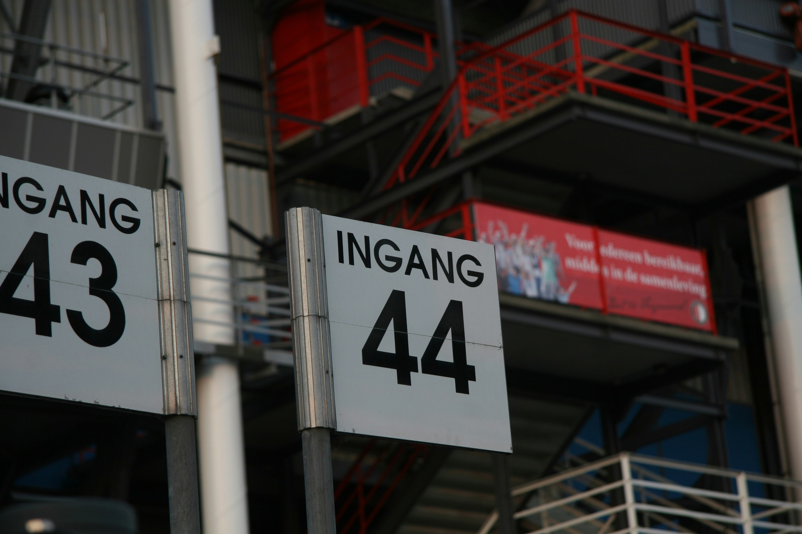 Bord ingang 44 en 43 bij stadion de Kuip