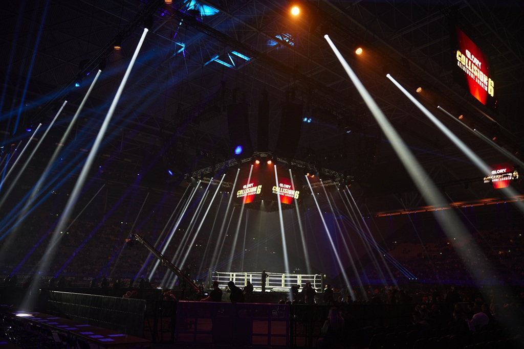 Verlichte arena met ring voor een GLORY-gevecht.