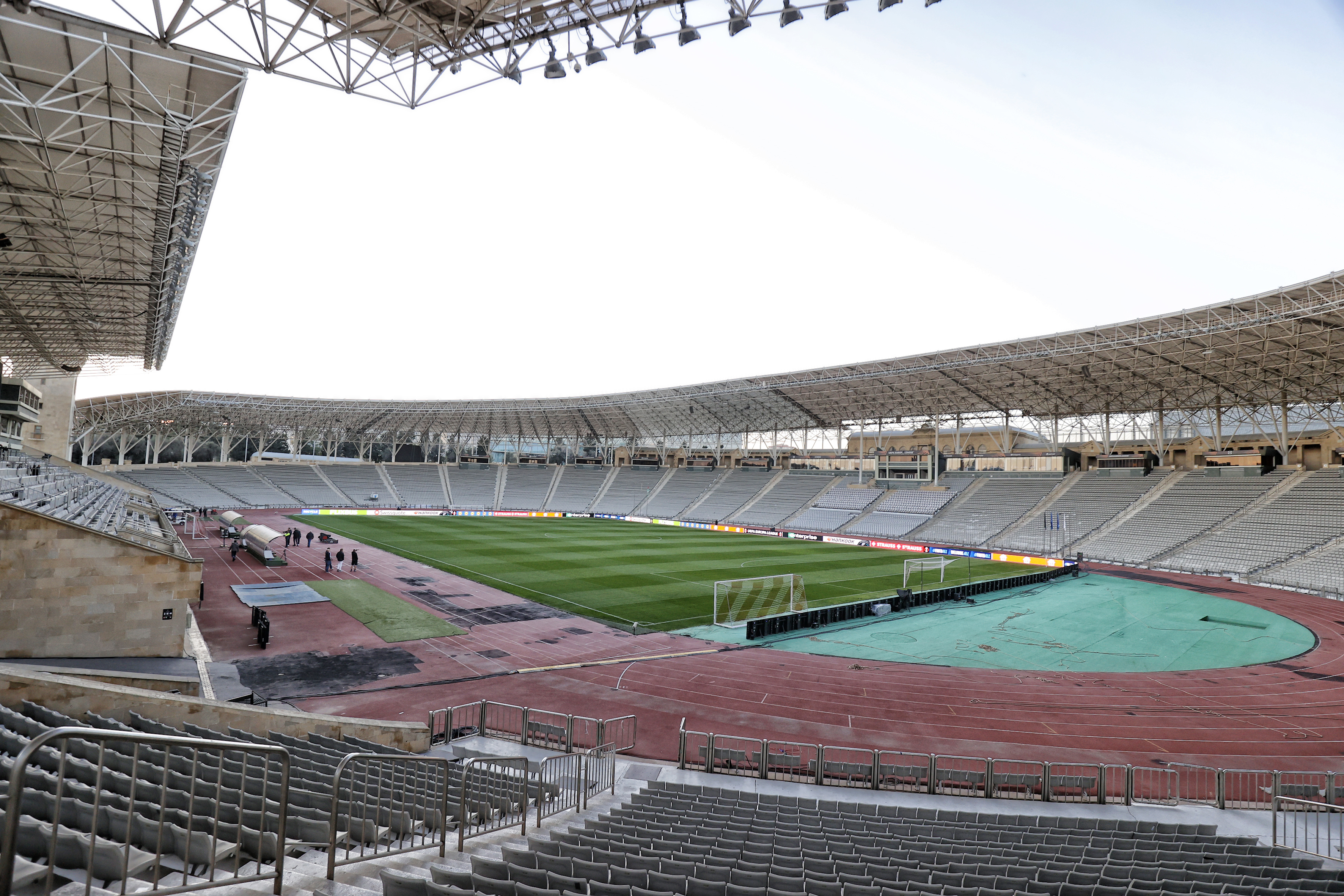 De binnenkant van het Tofikh Bahramovstadion, met grote sintelbaan, waar Ajax donderdag tegen Qarabag FK speelt