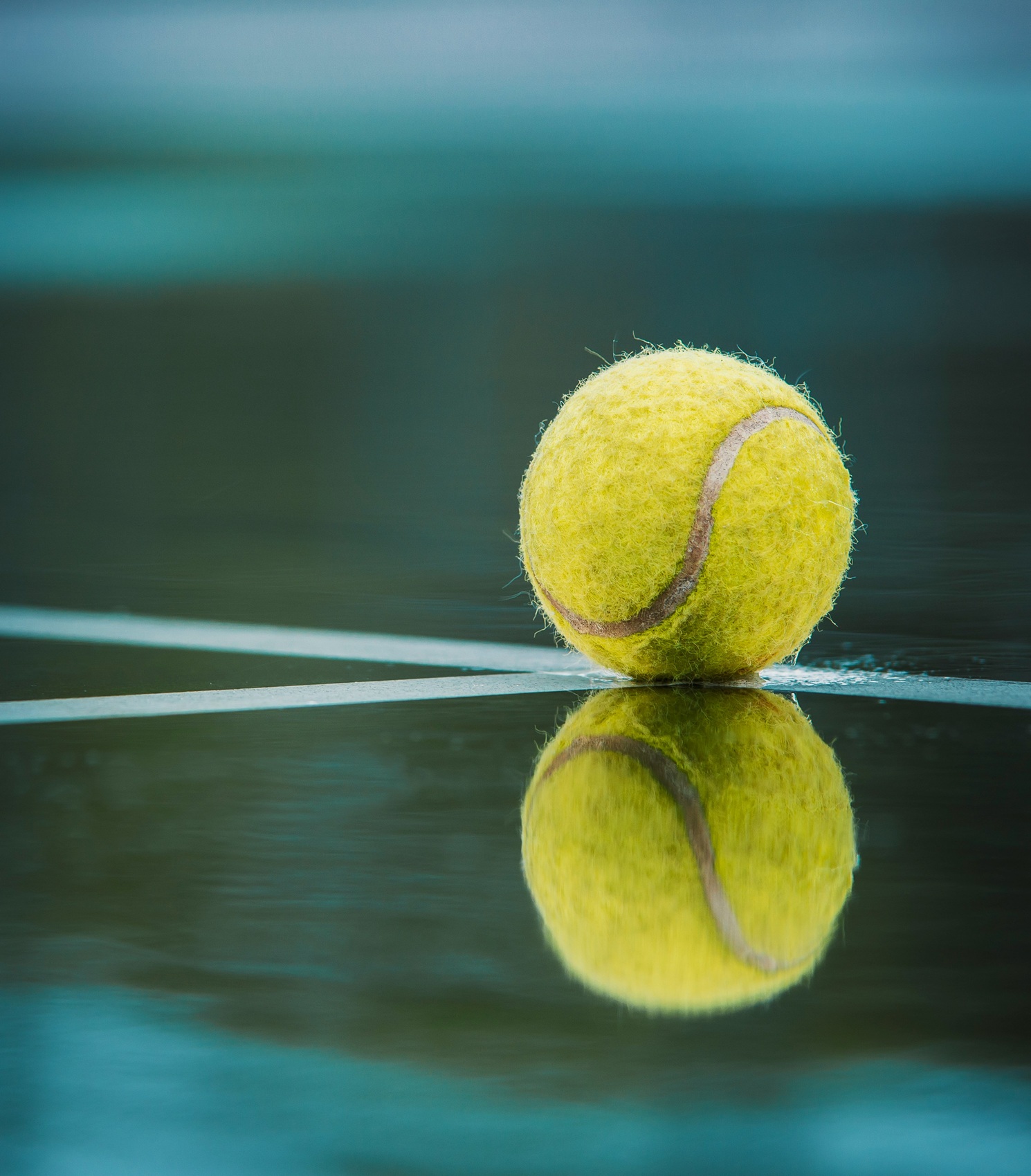 Tennisbal op tennisbaan met reflectie