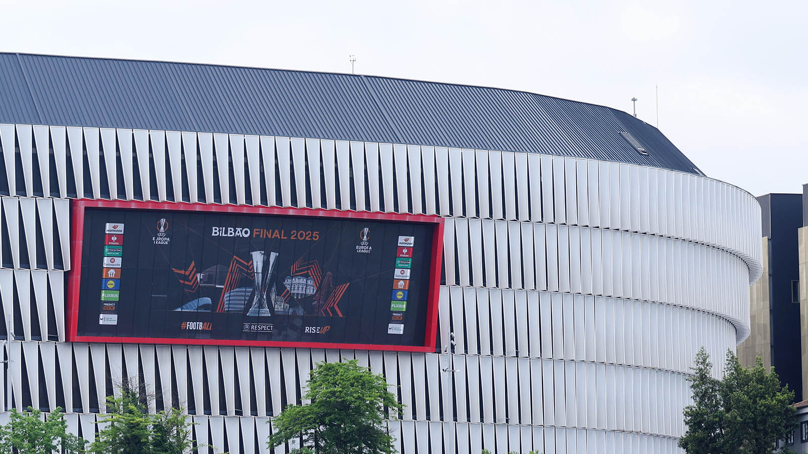 De buitenkant van het San Mamés stadion in Bilbao, waar woensdag de Europa League finale tussen Spurs en United wordt gespeeld.