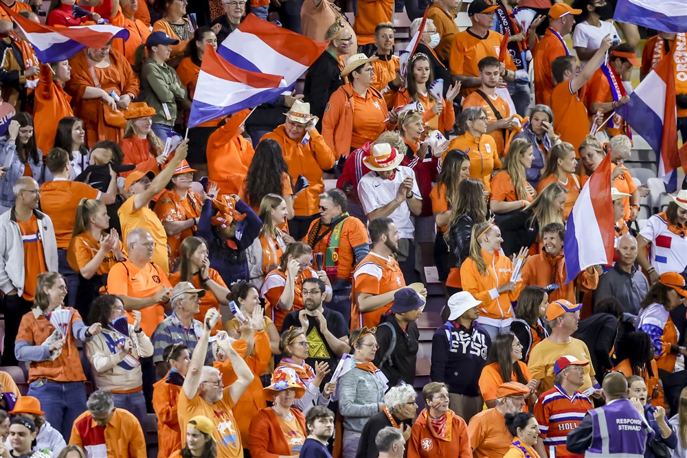 De oranje fans zullen in Hamburg in grote getalen aanwezig zijn. Lees hier de voorspelling Polen - Nederland