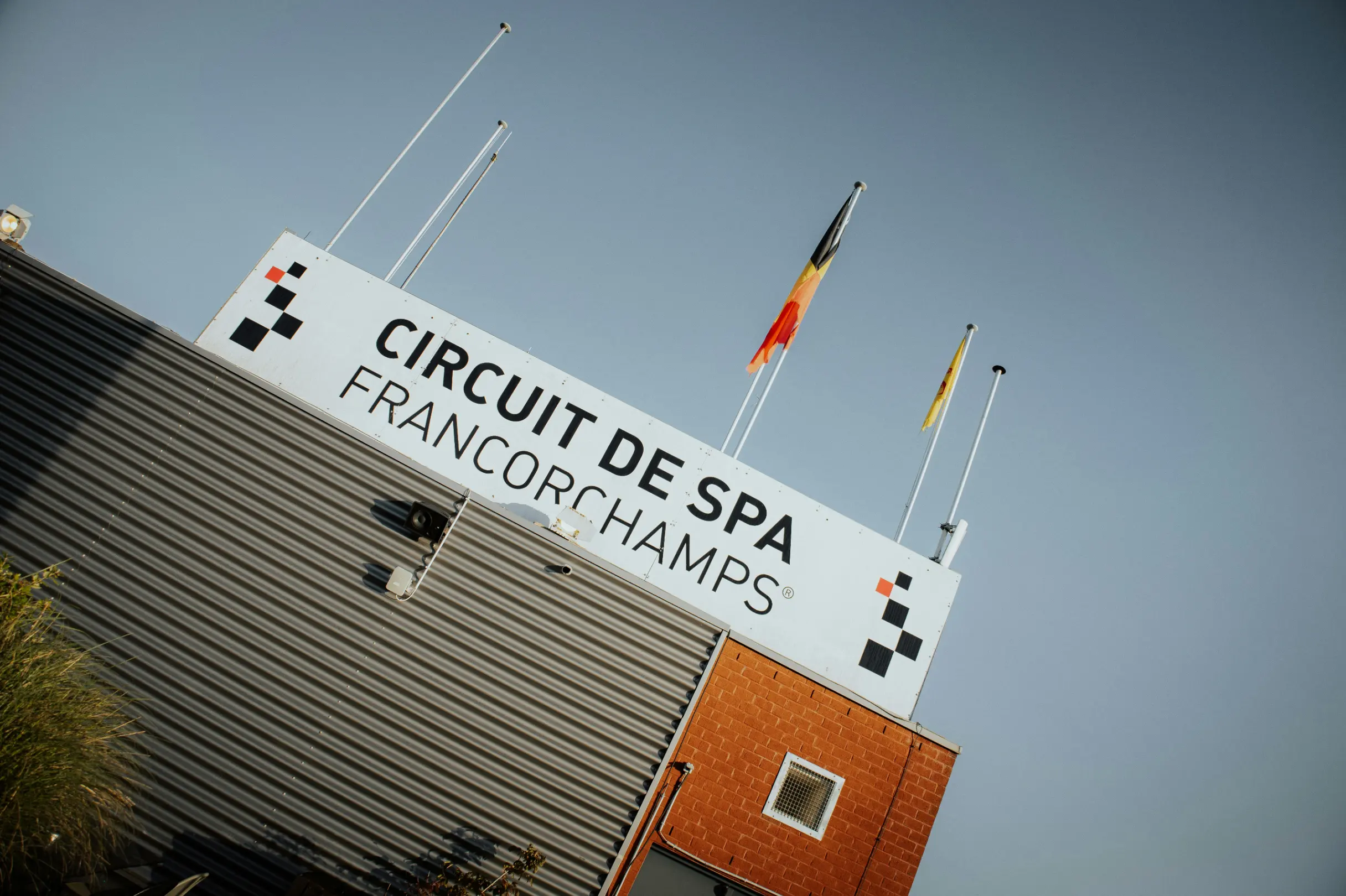 Bord Circuit de Spa Francorchamps met Belgische vlag