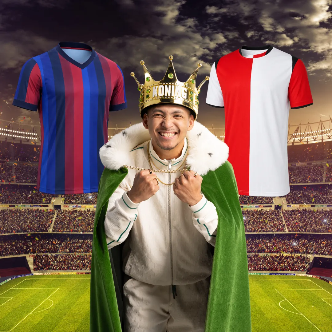 Man met koningskroon en cape tussen voetbalshirts in een stadion