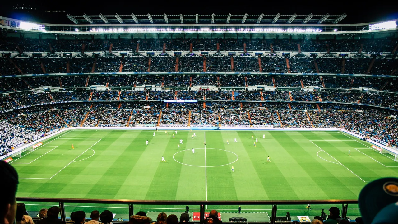 Vol Santiago Bernabéu-stadion tijdens een livestream van de wedstrijd van Real Madrid, met zicht op het veld en de tribunes