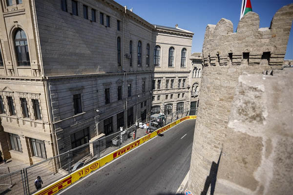 Het smalle gedeelte van het Baku City Circuit, waar de Formule 1 Grand Prix van Azerbeidzjan met Max Verstappen wordt gereden