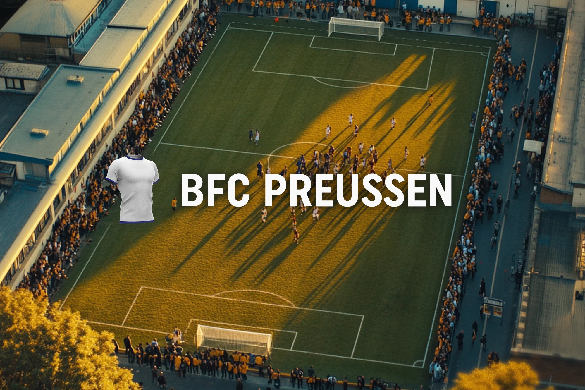 Spelers op een voetbalveld met BFC PREUSSEN shirt