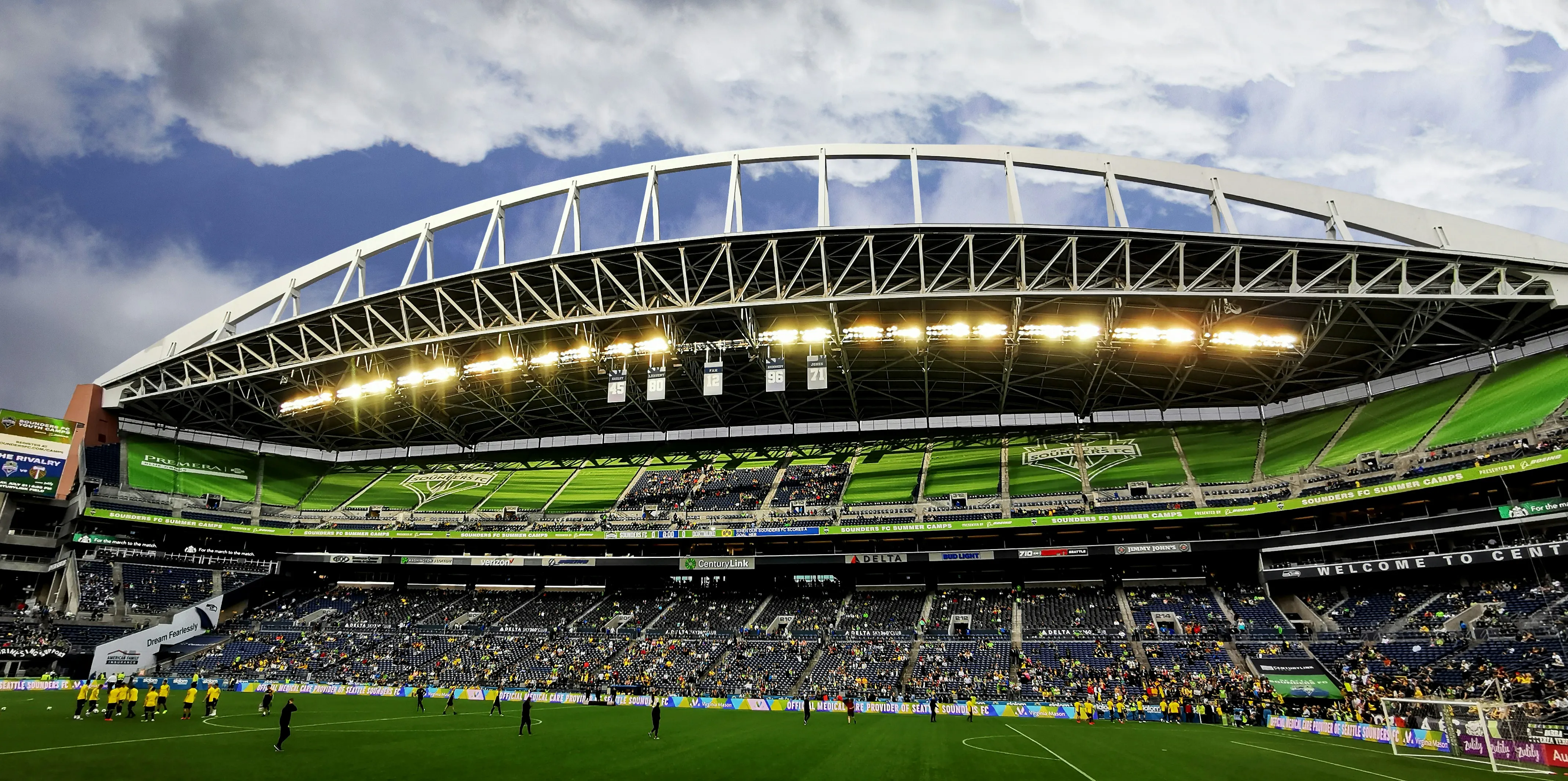 Groen stadion met publiek tijdens voetbalwedstrijd