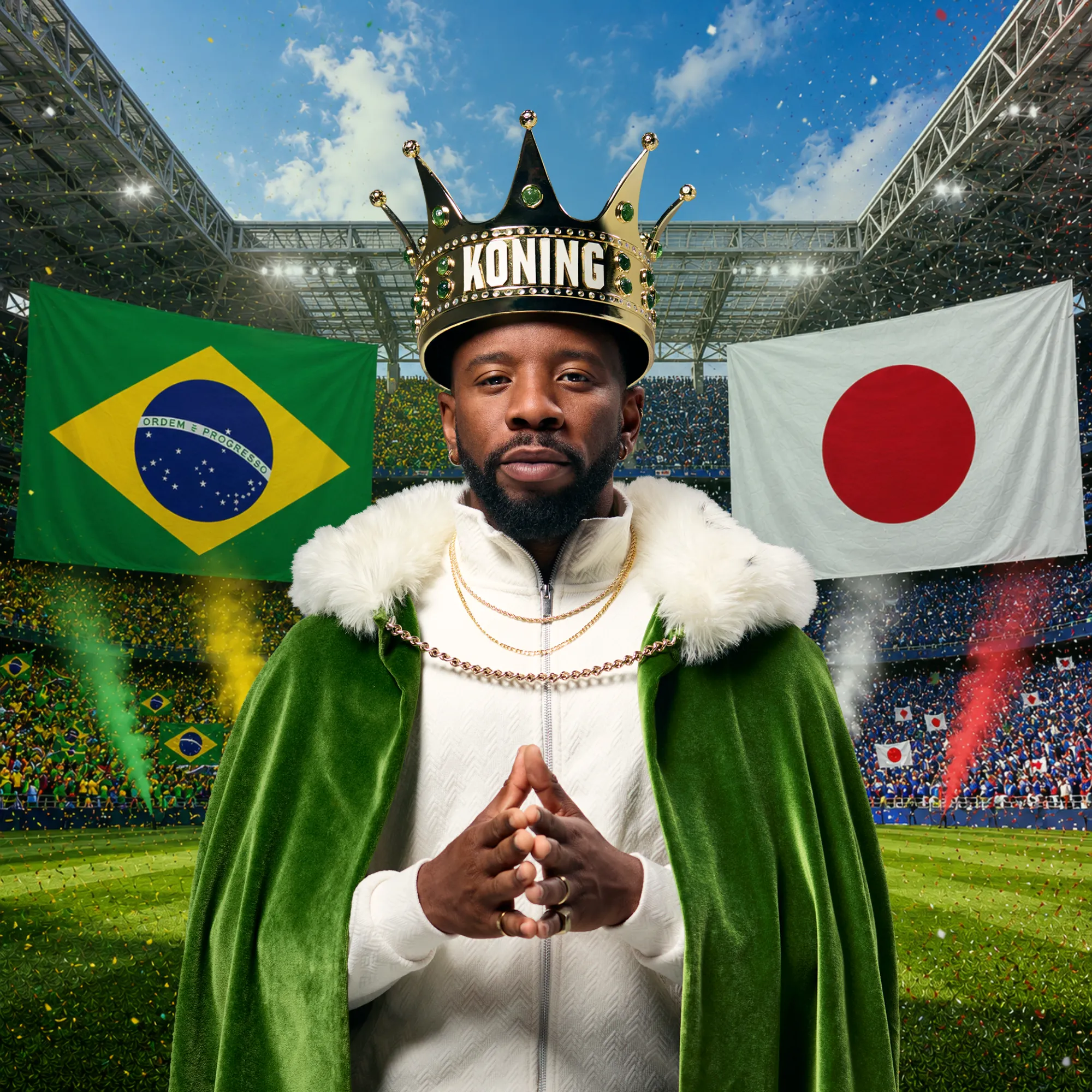 Man met koningskroon en groene mantel in stadion met Braziliaanse en Japanse vlag