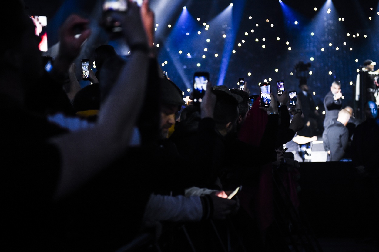 GLORY-fans filmen op hun mobiel een vechter