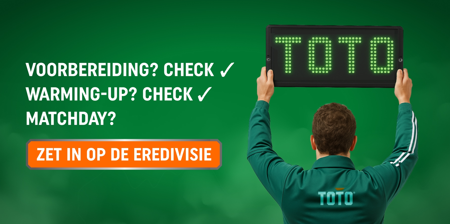 Een persoon in een groene TOTO jas houdt een bord omhoog met TOTO en vraagt zich af of je in kunt zetten op de Eredivisie.