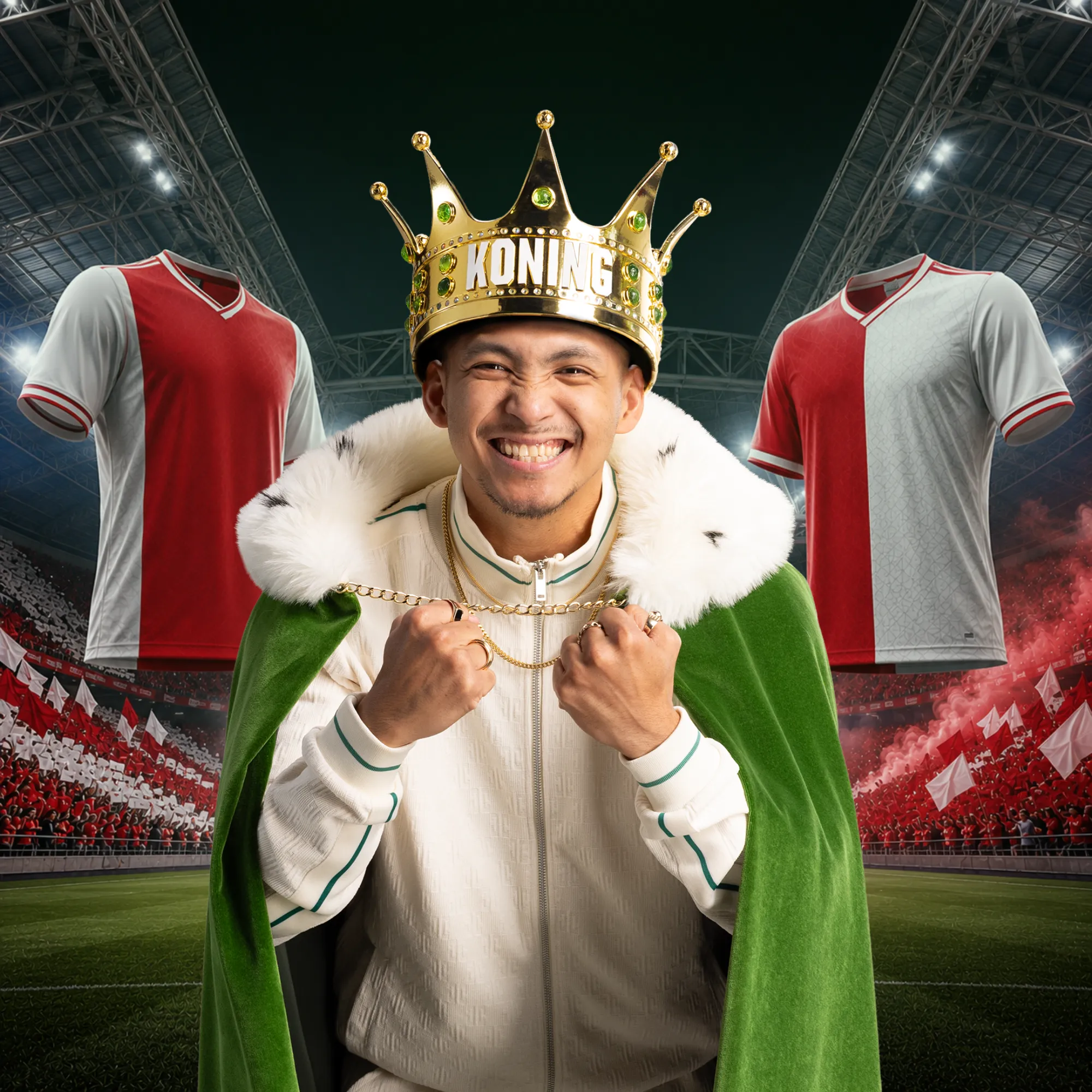 Man met kroon en koningsmantel in stadion met voetbalshirts op achtergrond