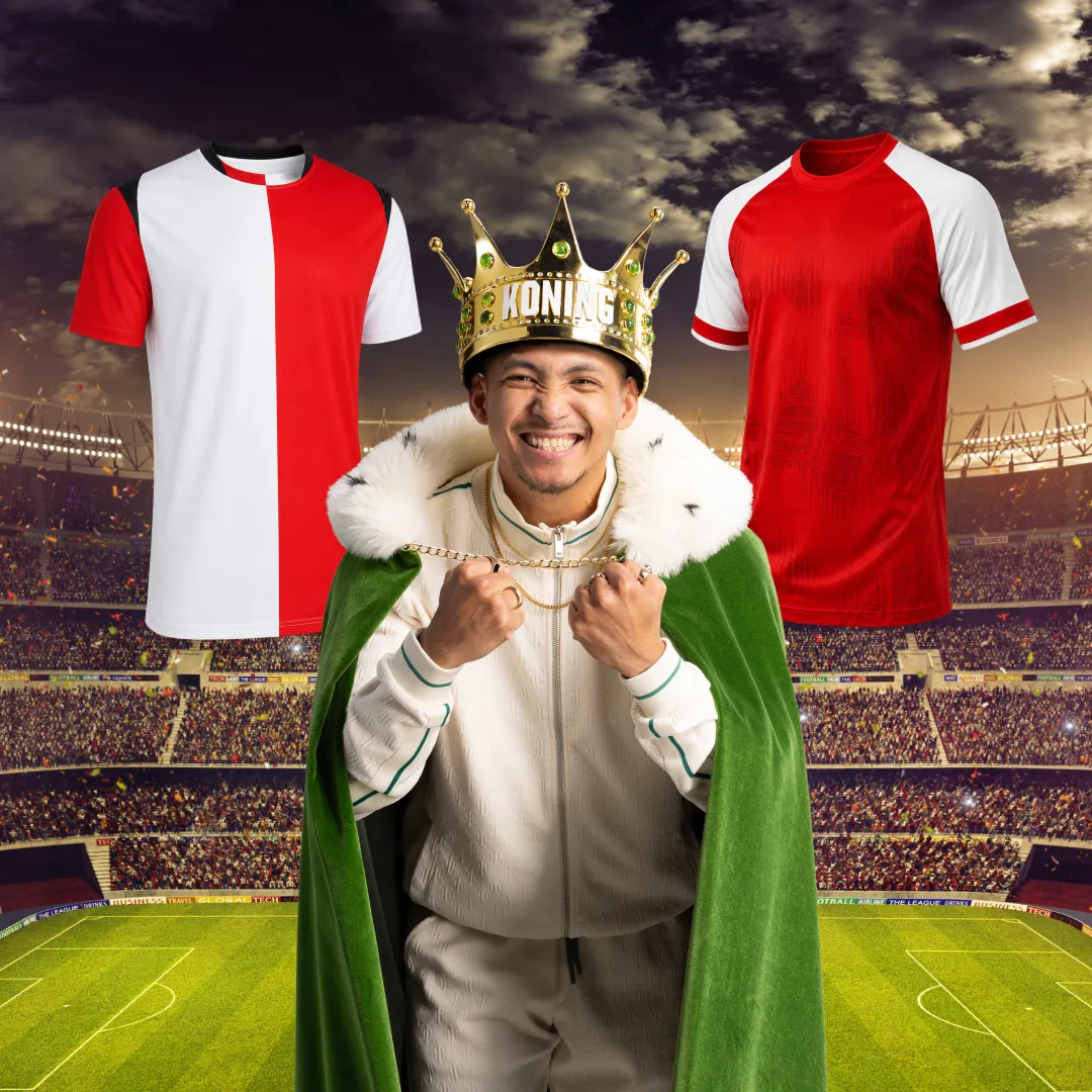 Man met koningskroon en groene mantel tussen twee voetbalshirts in stadion