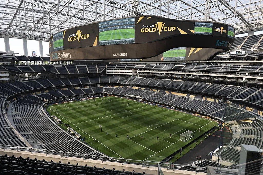 Wisselend beeld van een leeg voetbalstadion met een groot scherm en Concacaf Gold Cup logo