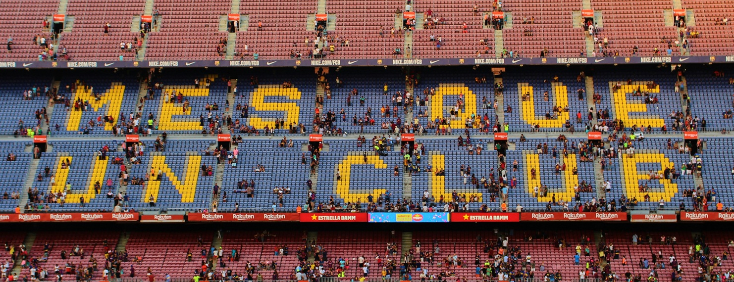 Een deel van de tribune van Barcelona met de tekst 'Mes Que Un Club'.