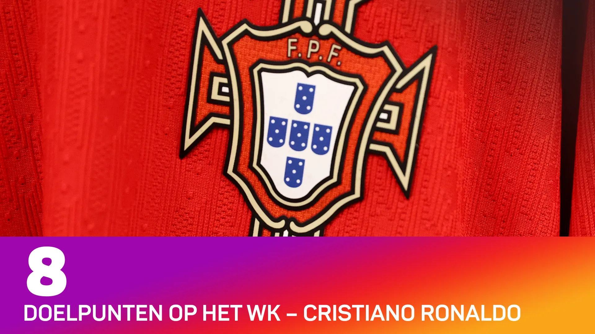 Embleem van Portugal op rood voetbalshirt met tekst over 8 doelpunten Cristiano Ronaldo op het WK