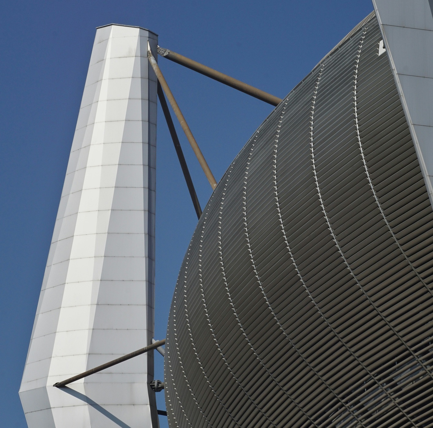 Opname van het Philips Stadion met een witte toren en grijze gevel
