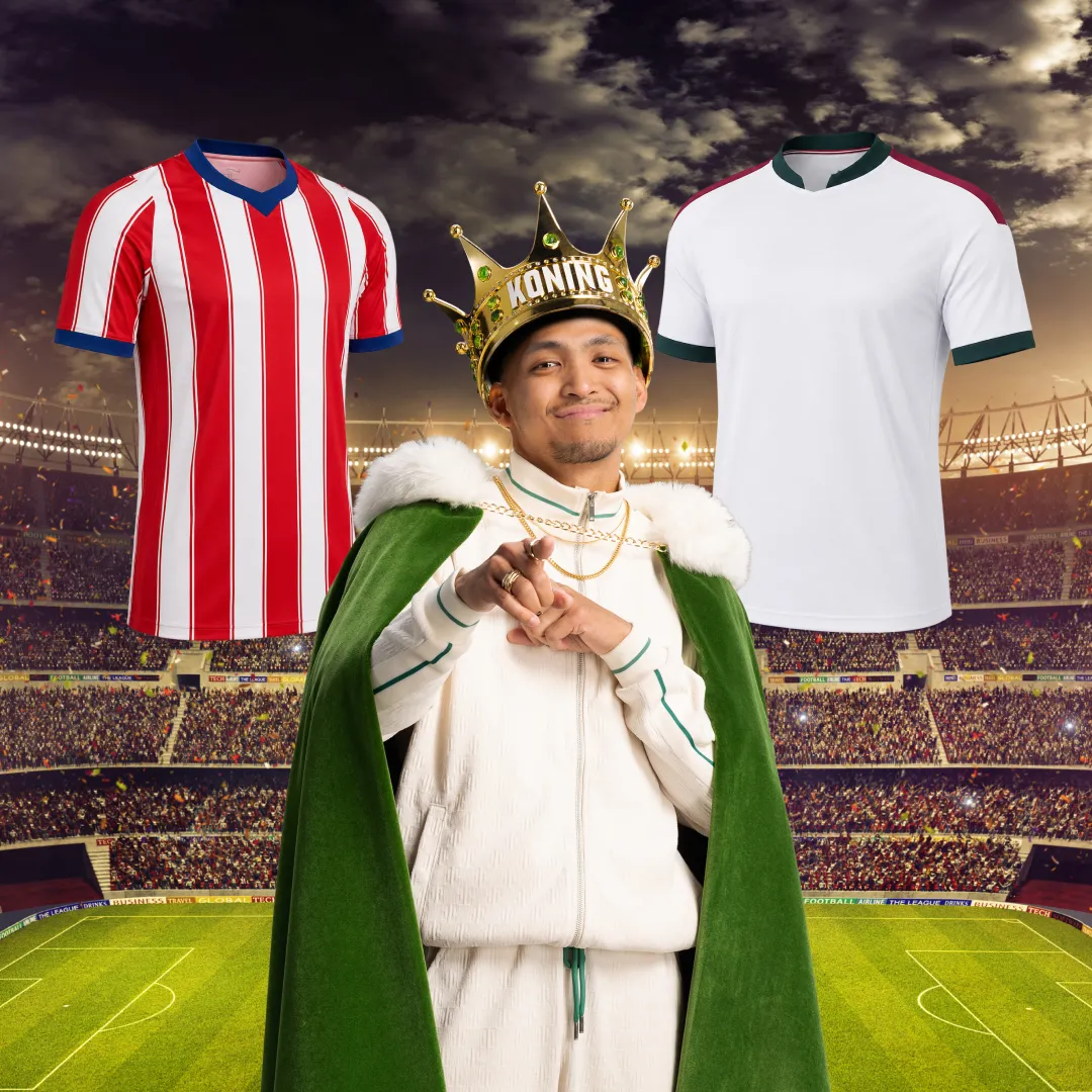 Man met kroon en groen kleed voor voetbalstadion met twee voetbalshirts