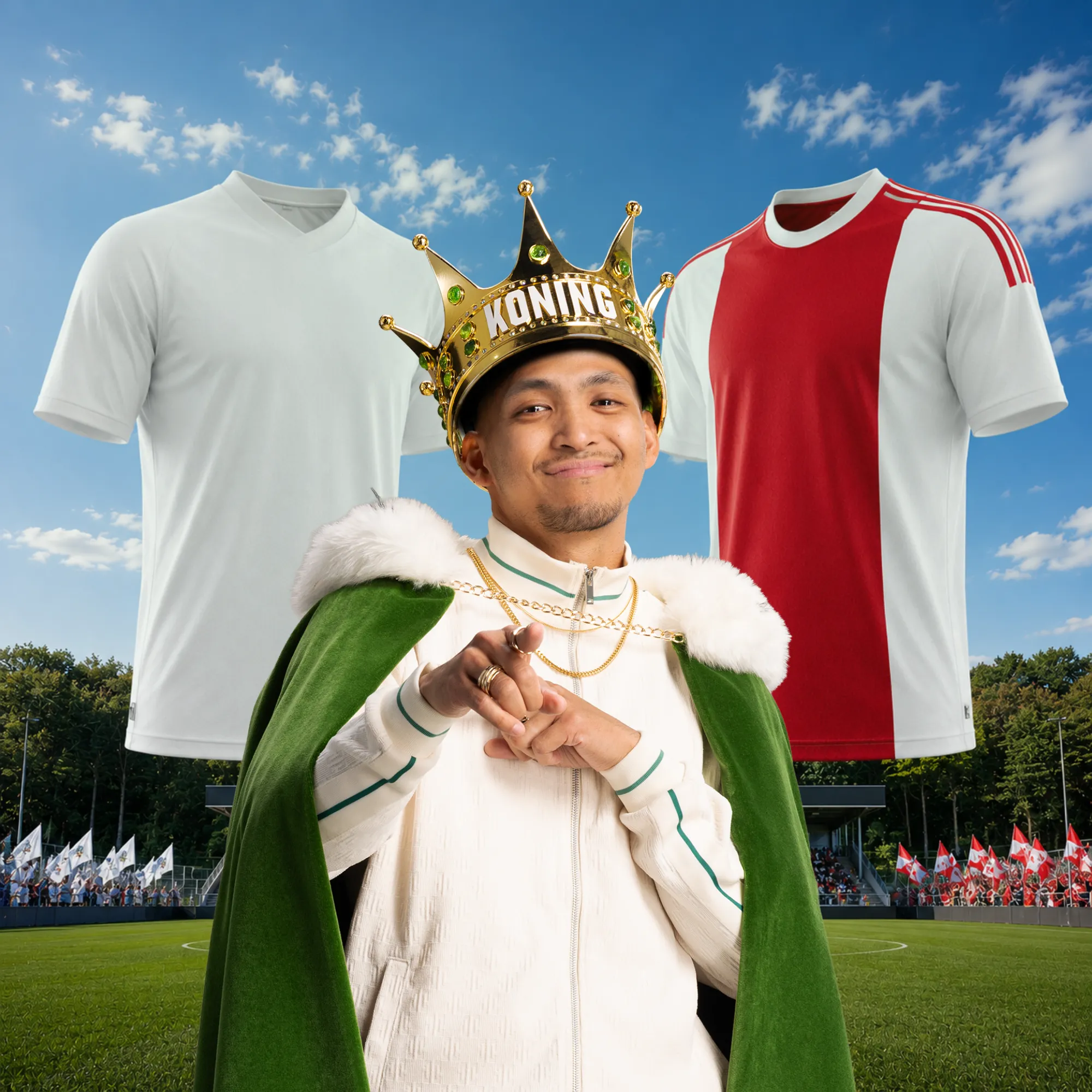 Man met koningskroon en groen koningskleed voor voetbalshirts op grasveld