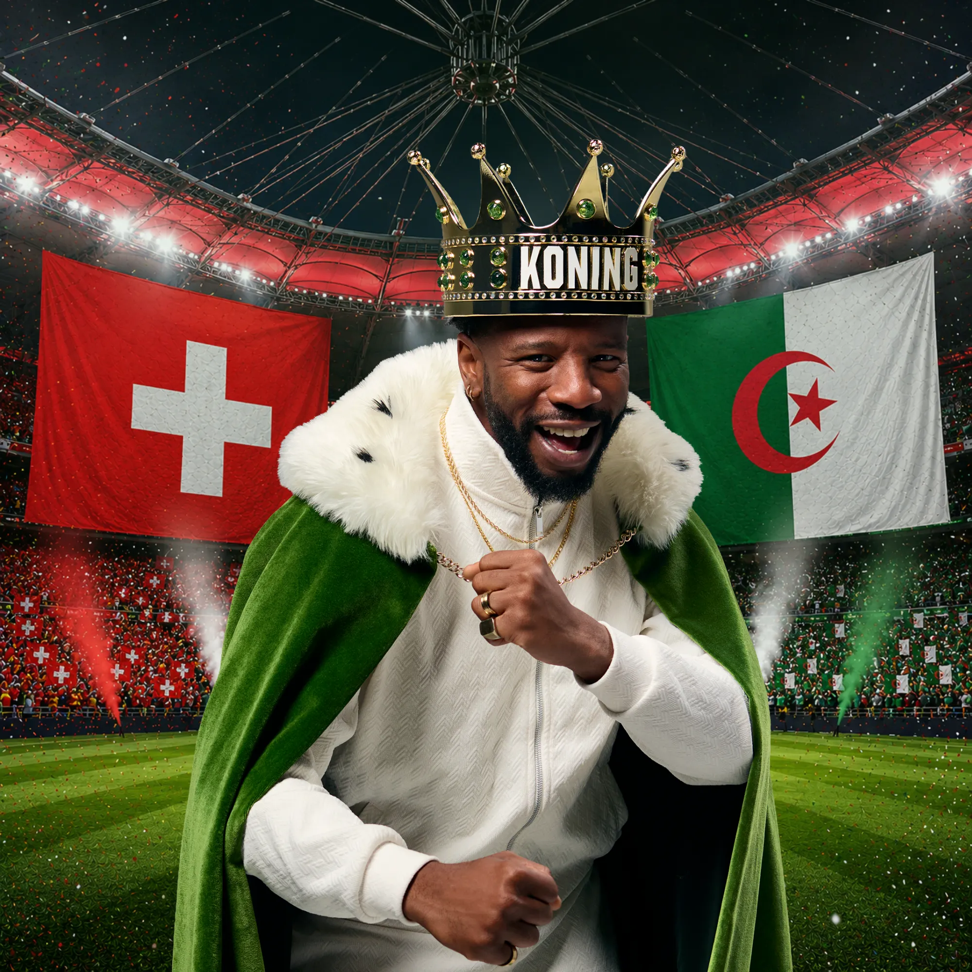 Man met Koning-kroon en mantel op voetbalveld met vlaggen van Zwitserland en Algerije