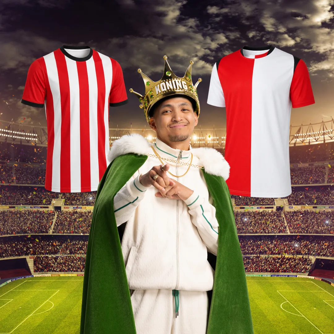 Man met koningskroon en groene mantel tussen voetbaltshirts in stadion